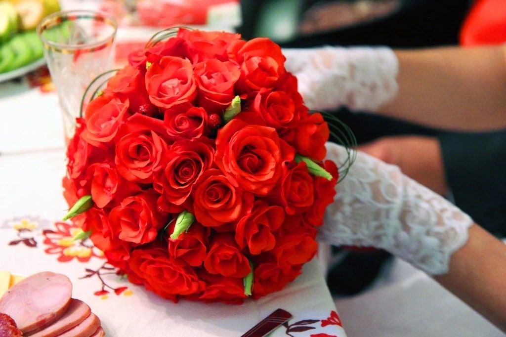 Créer un centre de table floral à petit budget