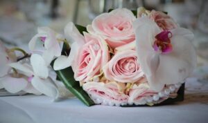 Lire la suite à propos de l’article Créer un centre de table floral à petit budget